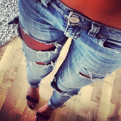 Donne in sales jeans e tacchi