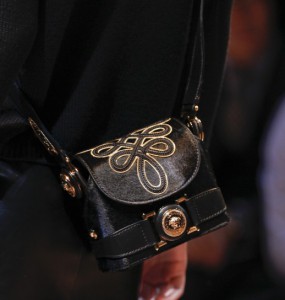 Versace tracolla mamme a spillo