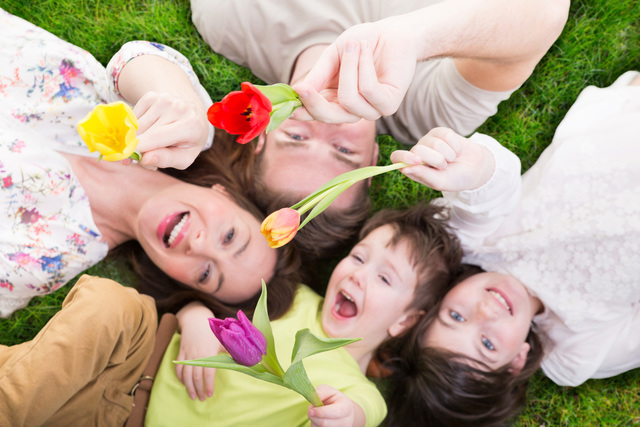 Familie im Sommer mit Blumen