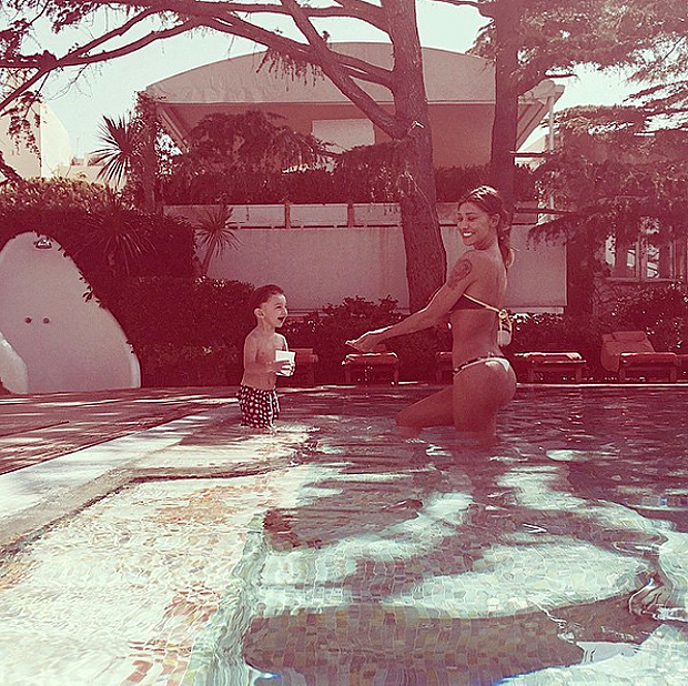 belen_santiago_piscina