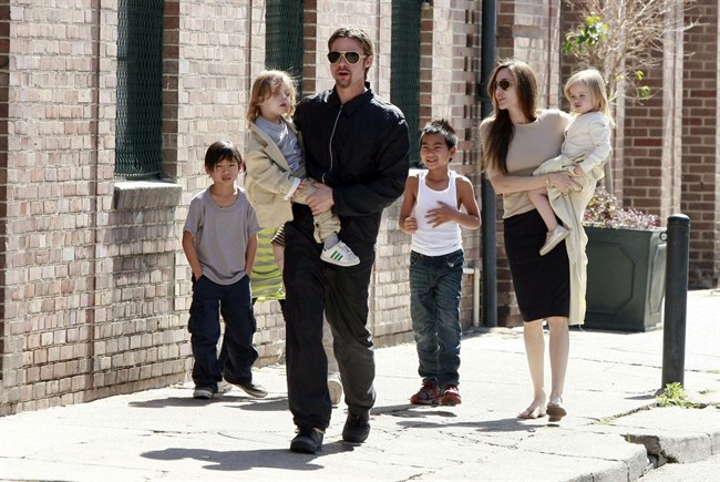 brad-pitt-angelina-jolie-e-figli_650x435