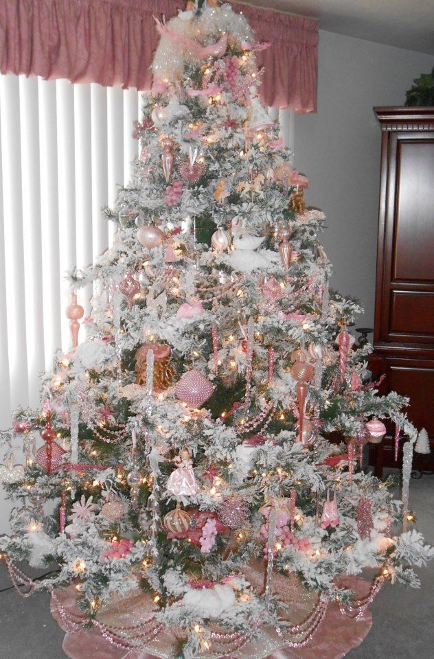 Albero Di Natale Rosa Cipria E Oro.Albero Di Natale Rosa Romantico E Chic Ecco Con Quali Arredi Va D Accordo Mamme A Spillo