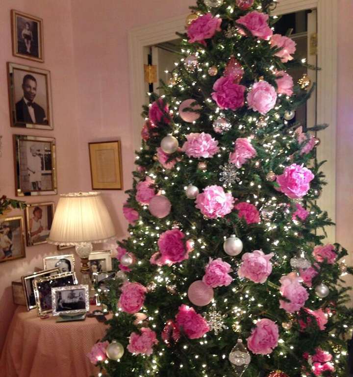 Albero Di Natale Bianco Rosa E Argento.Albero Di Natale Rosa Romantico E Chic Ecco Con Quali Arredi Va D Accordo Mamme A Spillo