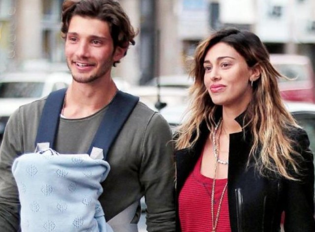 papà vip con marsupio porta bebè mamma e a spillo