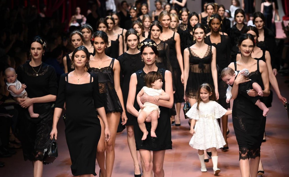 Bianca Balti Incinta Sfila Per Dolce E Gabbana Mamme A Spillo