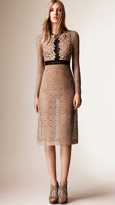 look per le feste abito in pizzo burberry prorsum mamme a spillo