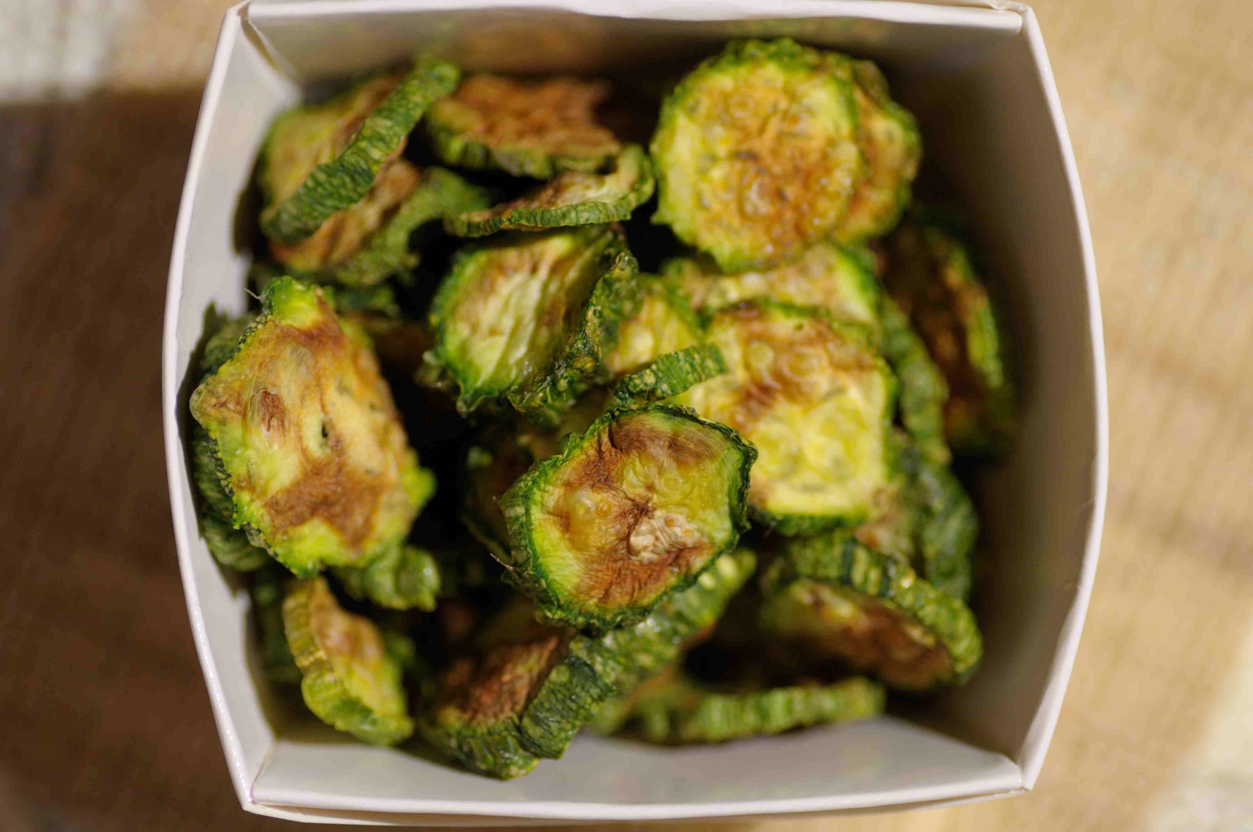 Chips di zucchine al microonde - Mamme a spillo