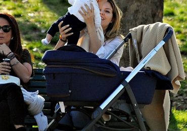 costanza caracciolo con la figlia e la fede al dito