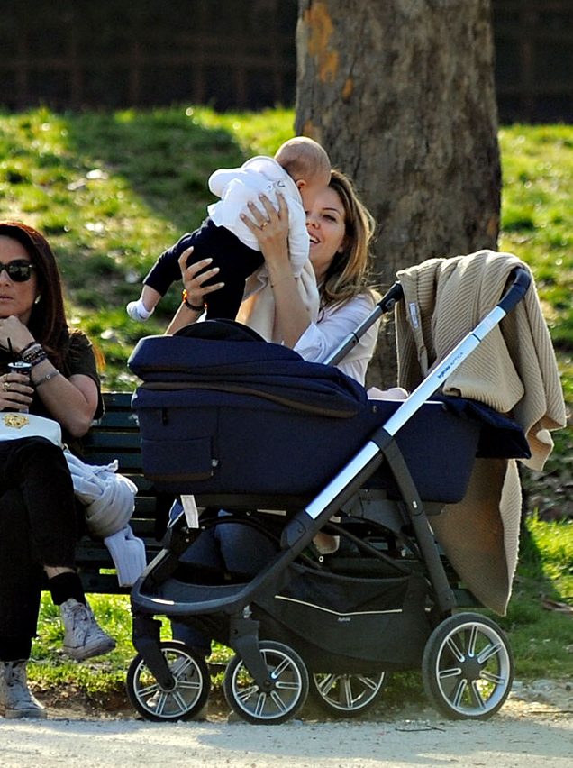 costanza caracciolo con la figlia e la fede al dito