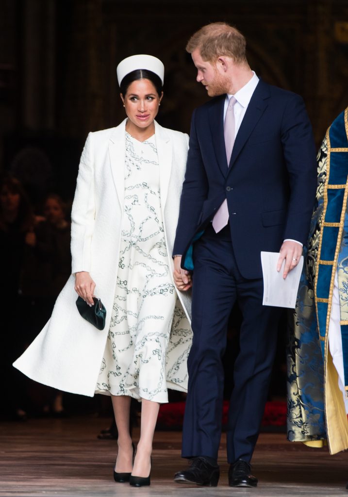 Meghan Markle con un total white Victoria Beckham