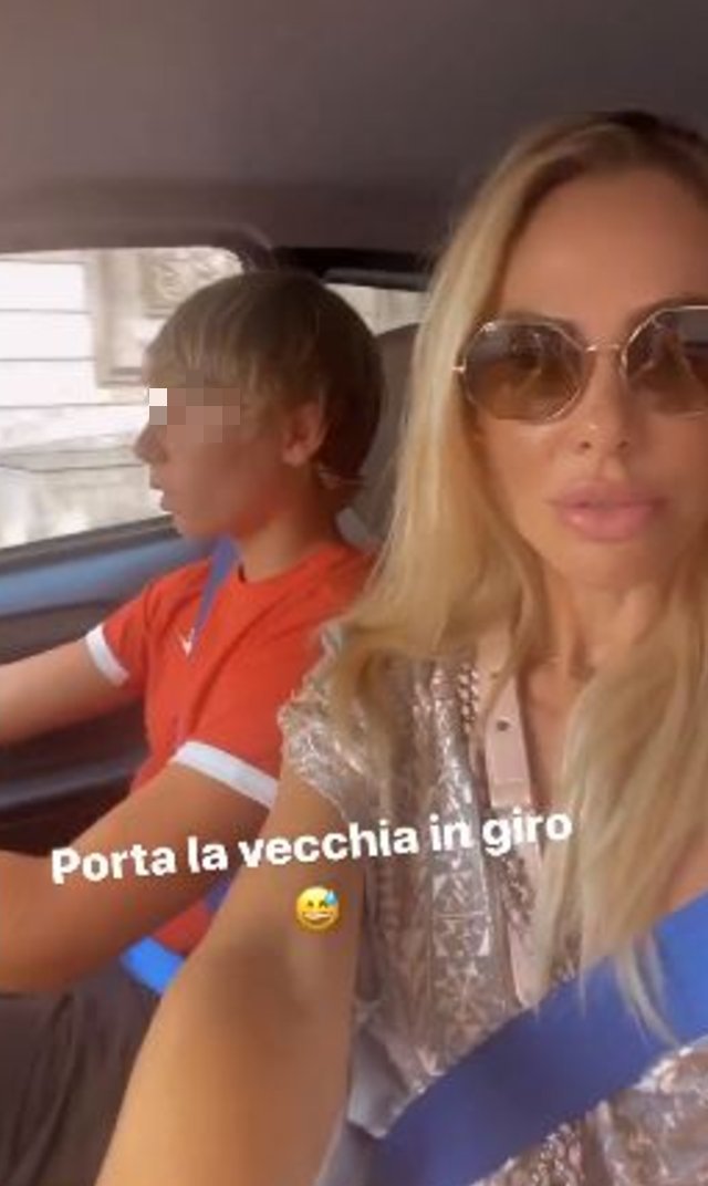 Ilary Blasi Il Figlio Cristian La Porta Mi Giro Con La Minicar Critiche Per Lei Mamme A Spillo